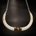 Collar de colmillos de jabalí con ojo de tigre sobre fondo negro