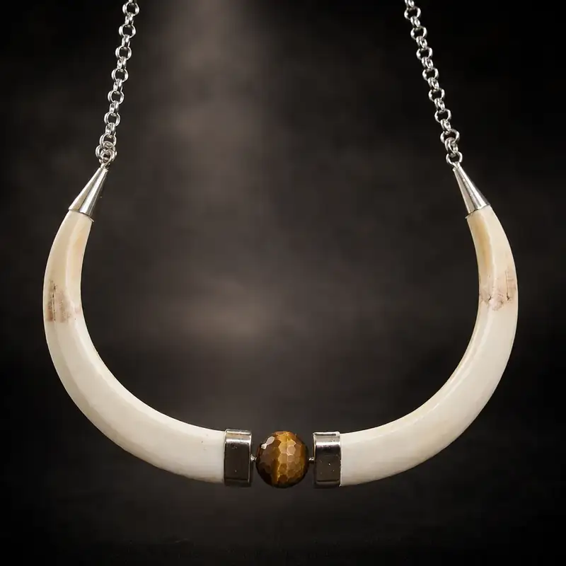 Collar de colmillos de jabalí con ojo de tigre sobre fondo negro