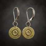 Pareja de pendientes de casquillo de bala con cierre abatible de plata de ley sobre fondo oscuro