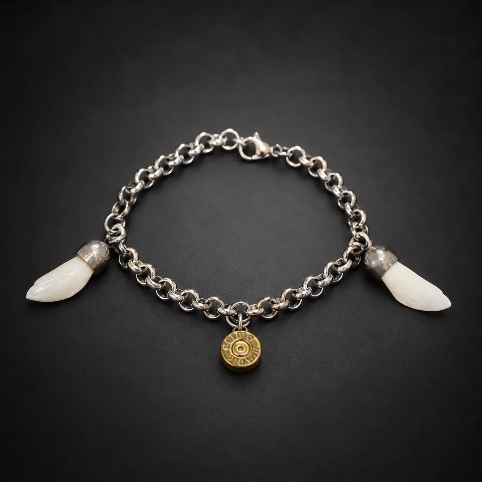 Pulsera de acero con dientes naturales de jabalí y colgante de bala sobre fondo negro difuminado
