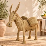 Burro artesanal de esparto con alforjas en ambiente mediterráneo