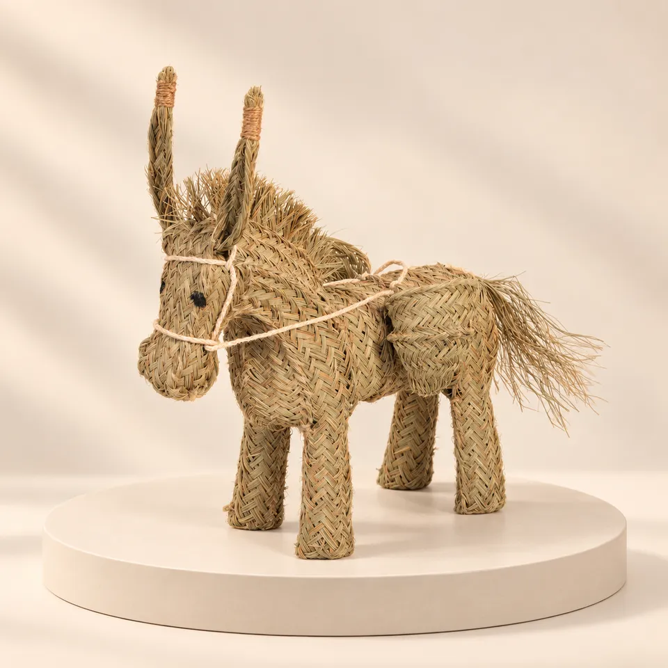 Burro macetero artesanal de esparto natural sobre plataforma circular clara