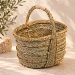Cesta bolso artesanal de esparto con un asa en ambiente cálido mediterráneo