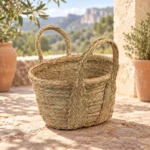 Cesta bolso artesanal de esparto con dos asas en ambiente mediterráneo inspirado en la Sierra de Cazorla