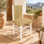 Silla artesanal de esparto con estructura de madera en ambiente inspirado en la Sierra de Cazorla