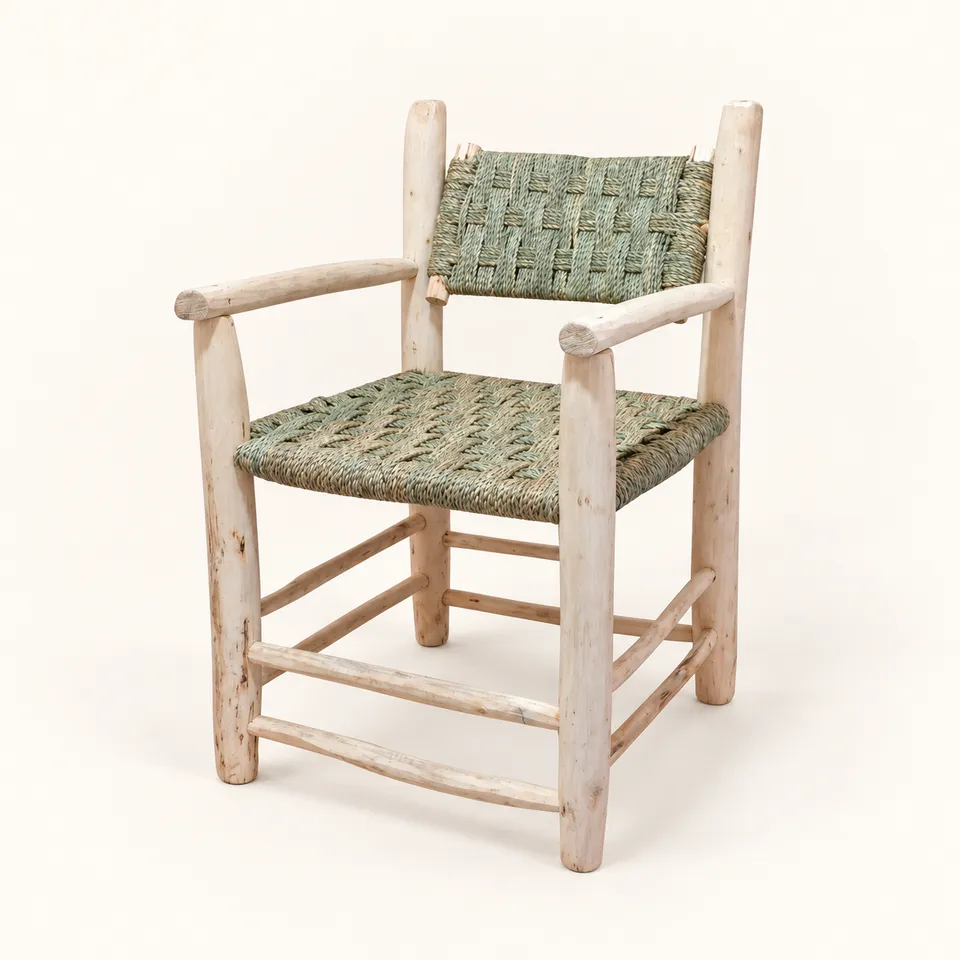 Sillón artesanal de palmito y madera en ambiente inspirado en la Sierra de Cazorla