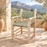 Sillón artesanal de palmito y madera sobre fondo claro