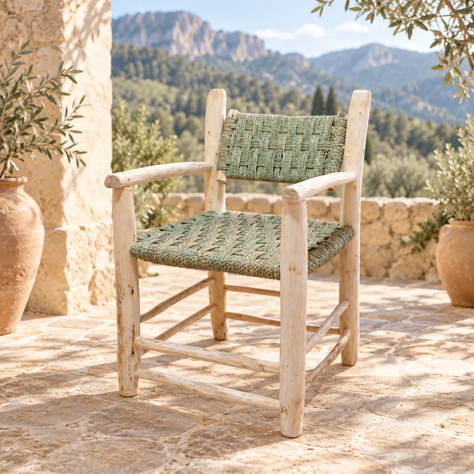 Sillón artesanal de palmito y madera sobre fondo claro